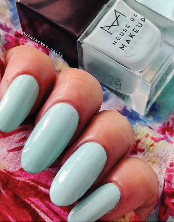 Nail polish swatch / manicure of shade House of Makeup Frozen