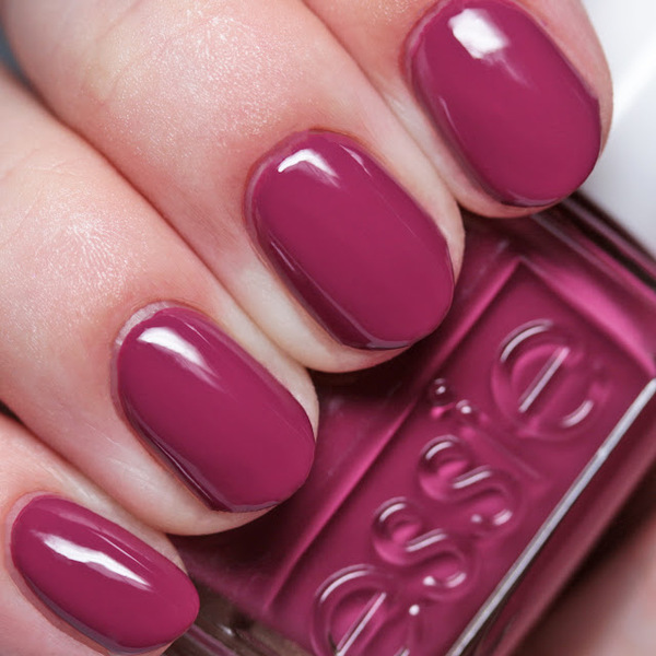 Nail polish swatch / manicure of shade essie Drive-in and Dine