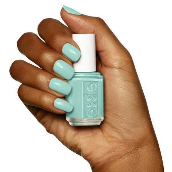 Nail polish swatch / manicure of shade essie Empower-mint