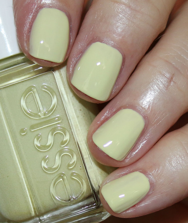 Nail polish swatch / manicure of shade essie Chillato
