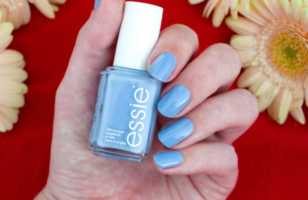 Nail polish swatch / manicure of shade essie Pic-nic of Time