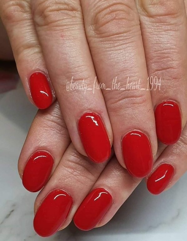 Nail polish swatch / manicure of shade Gelish Scandalous