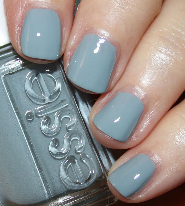Nail polish swatch / manicure of shade essie Mooning