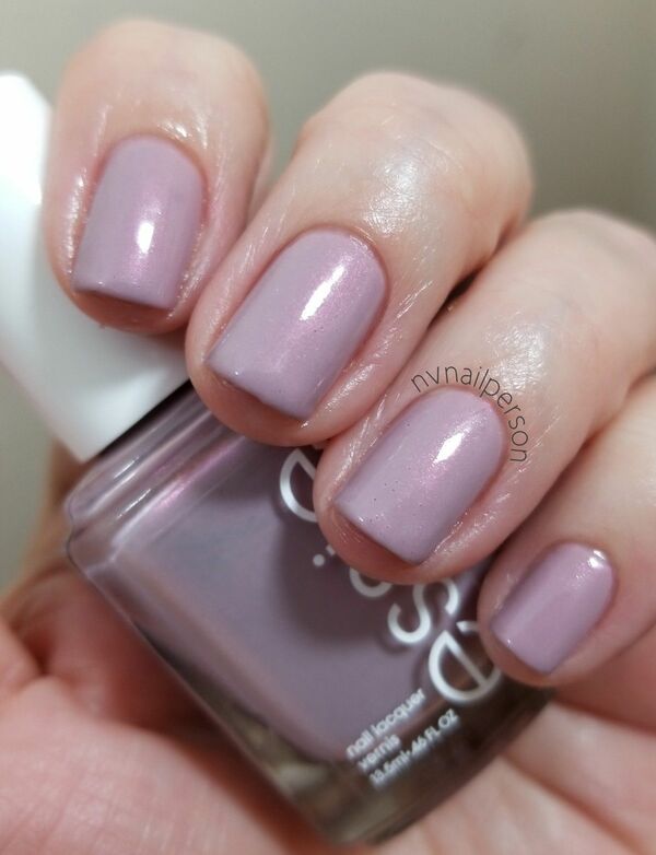 Nail polish swatch / manicure of shade essie Wire-less is More