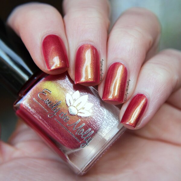 Nail polish swatch / manicure of shade Emily de Molly Looks Can Kill