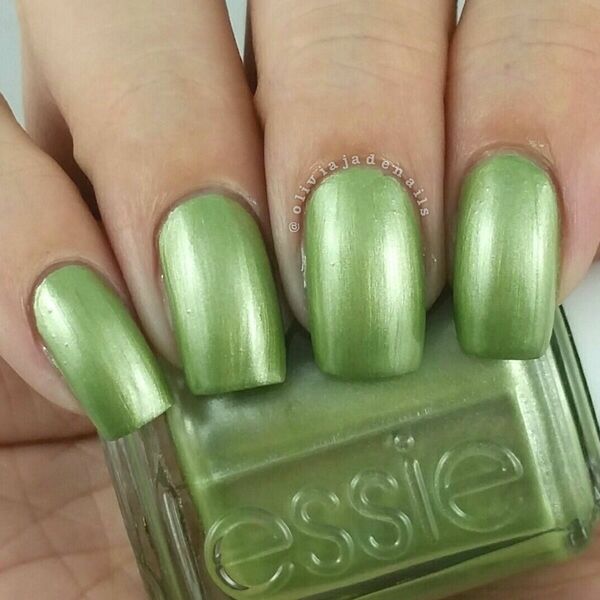 Nail polish swatch / manicure of shade essie Jade in Manhattan