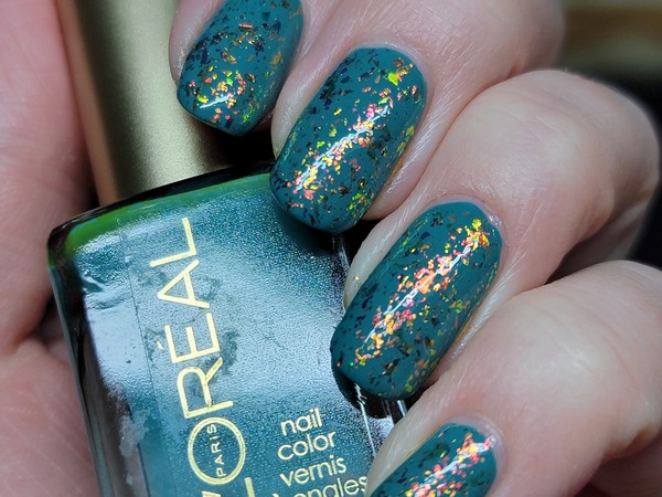 Nail polish swatch / manicure of shade L'Oréal Tartan Teal