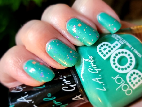 Nail polish swatch / manicure of shade L.A. Girl Peacock