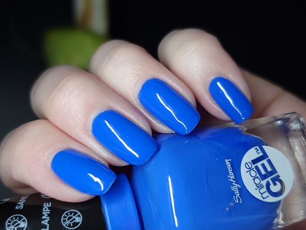 Nail polish swatch / manicure of shade Sally Hansen Byte Blue