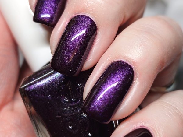 Nail polish swatch / manicure of shade essie Embossed Lady