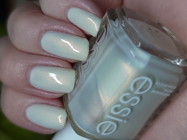 Nail polish swatch / manicure of shade essie Sweet Souflie