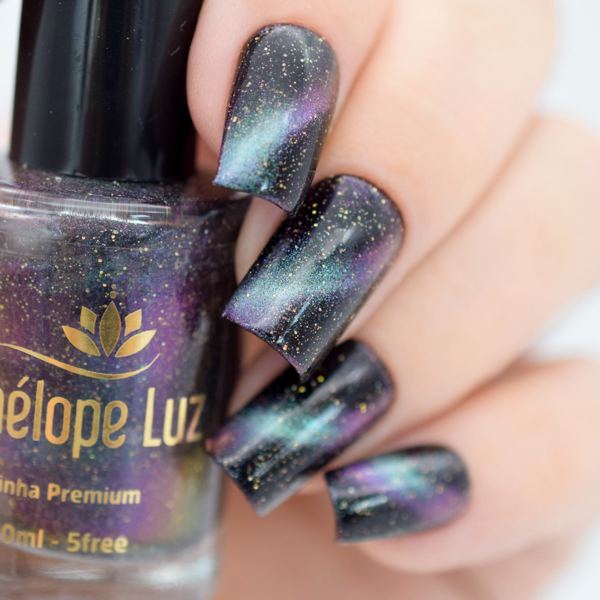 Nail polish swatch / manicure of shade Penelope Luz Making Magic