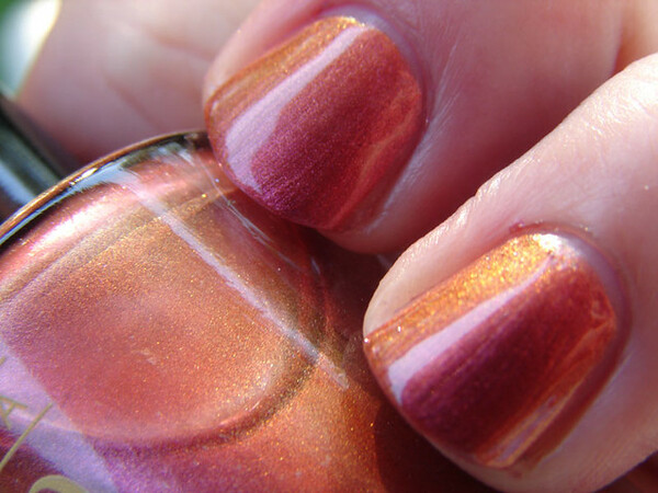 Nail polish swatch / manicure of shade Nina Ultra Pro Molten Gold