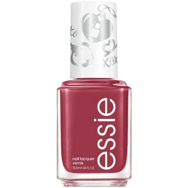 Nail polish swatch / manicure of shade essie Lips are Sealed