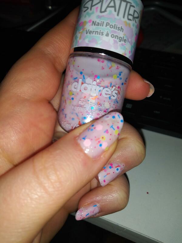 Nail polish swatch / manicure of shade Claire's Splatter