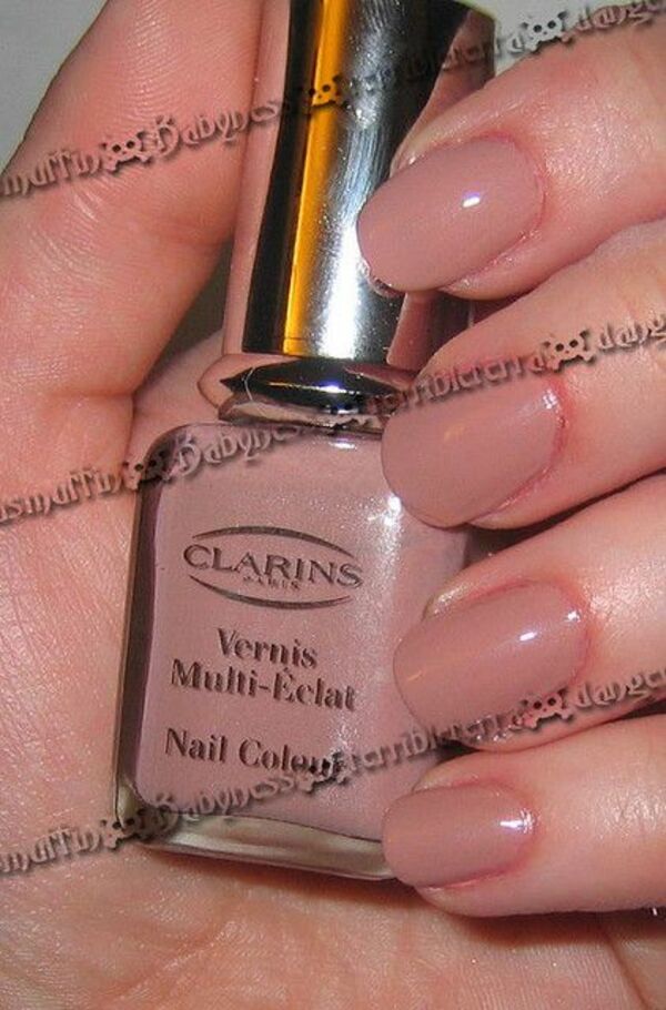 Nail polish swatch / manicure of shade Clarins Creamy Beige