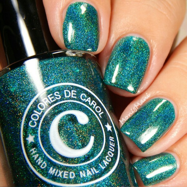 Nail polish swatch / manicure of shade Colores de Carol Malachite