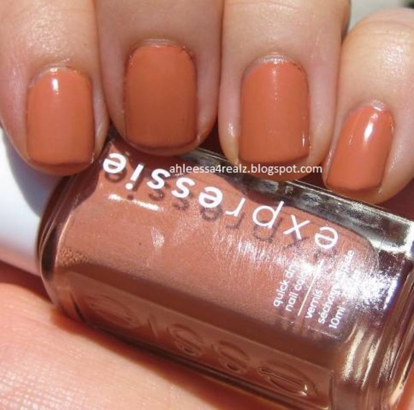 Nail polish swatch / manicure of shade essie Desk Mani