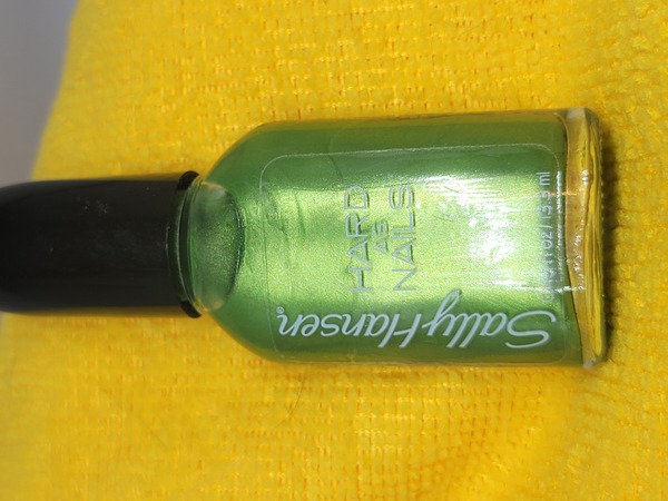 Nail polish swatch / manicure of shade Sally Hansen Limestone