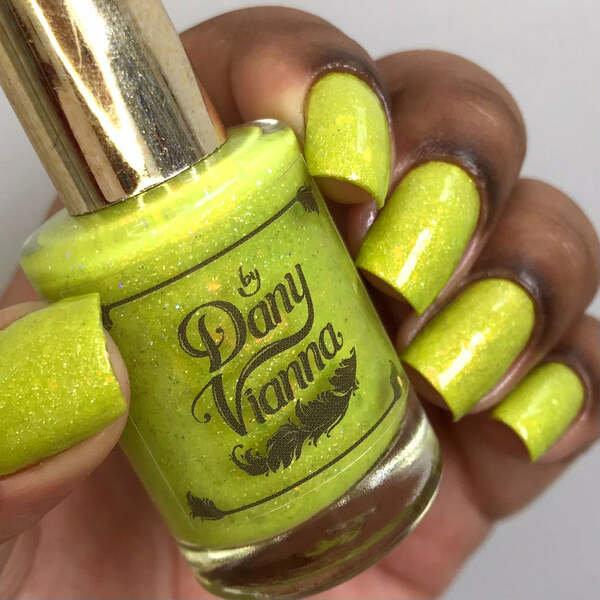 Nail polish swatch / manicure of shade By Dany Vianna Grinchmas