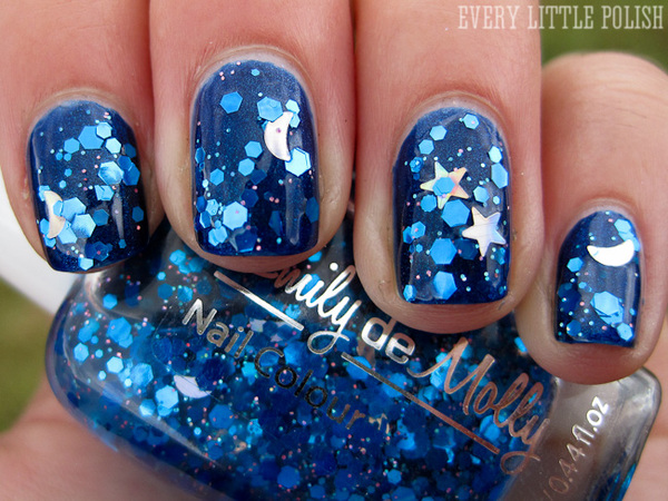Nail polish swatch / manicure of shade Emily de Molly Blue Moon