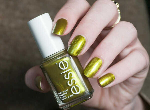 Nail polish swatch / manicure of shade essie Tropic Low