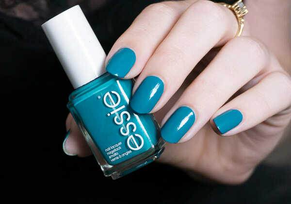 Nail polish swatch / manicure of shade essie Revenge's a Beach