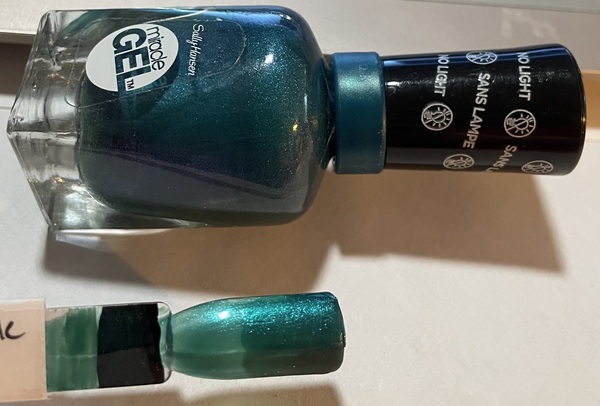 Nail polish swatch / manicure of shade Sally Hansen Miracle Gel Combustealble