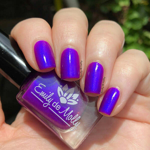 Nail polish swatch / manicure of shade Emily de Molly Always Around Me