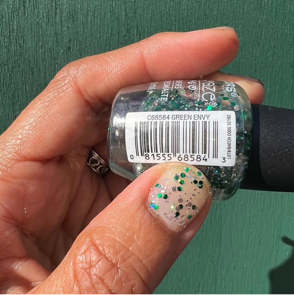 Nail polish swatch / manicure of shade L.A. Colors Green Envy