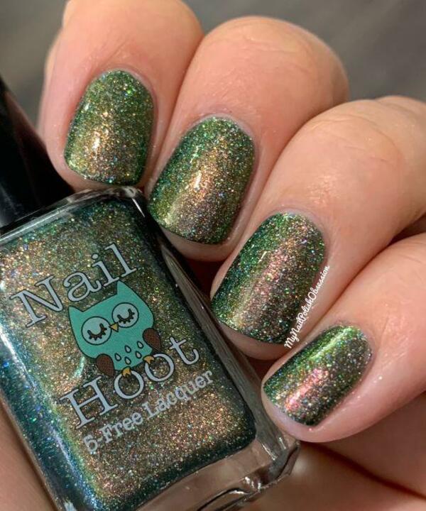 Nail polish swatch / manicure of shade Nail Hoot Comet Me Bro