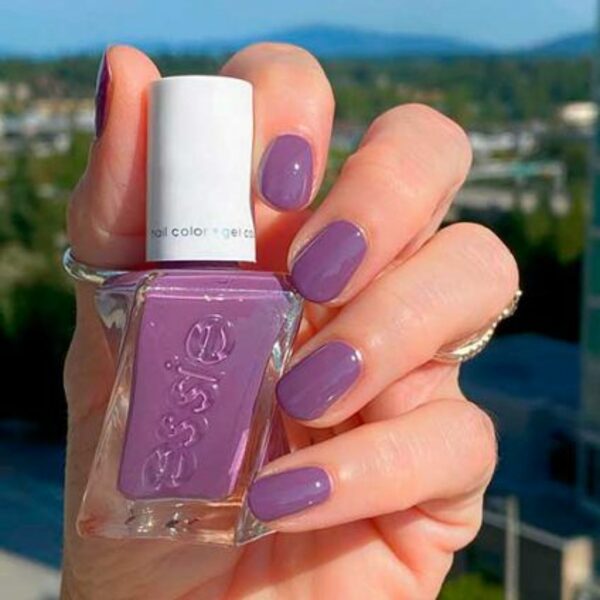 Nail polish swatch / manicure of shade Essie - Gel Couture Museum Muse