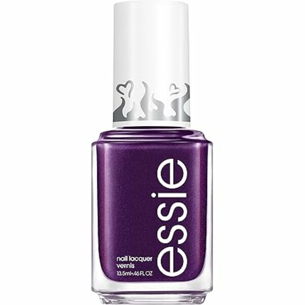 Nail polish swatch / manicure of shade essie Flirt With Freedom