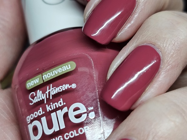 Nail polish swatch / manicure of shade Sally Hansen Eco-Rose
