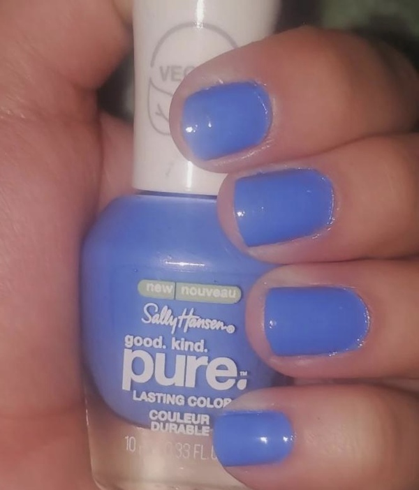 Nail polish swatch / manicure of shade Sally Hansen Natural spring