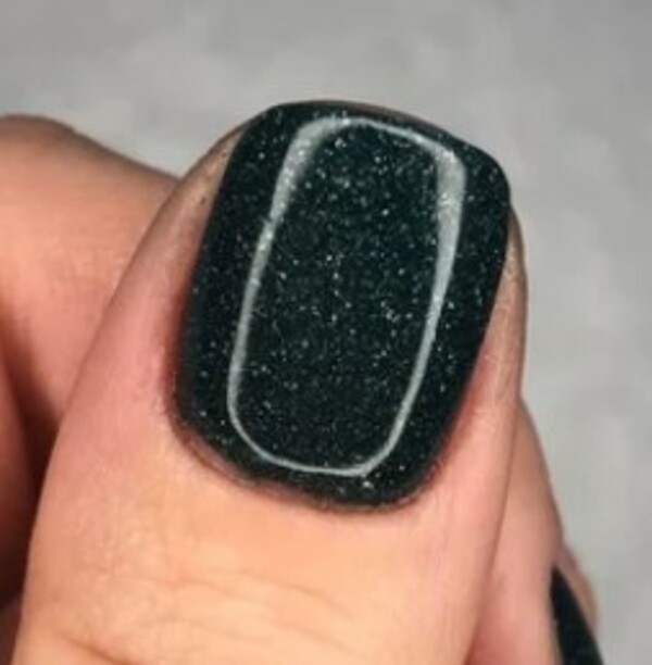 Nail polish swatch / manicure of shade Revel DOR21-3