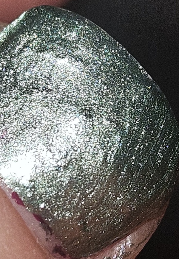 Nail polish swatch / manicure of shade Sally Hansen Cutting Hedge