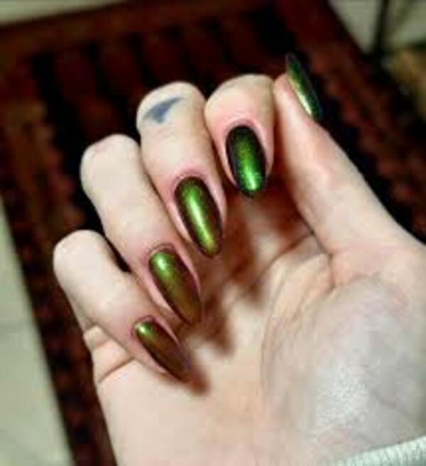 Nail polish swatch / manicure of shade Bee's Knees Lacquer Elspeth x Ravyn