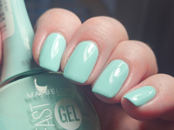Nail polish swatch / manicure of shade Maybelline Mellow Mint