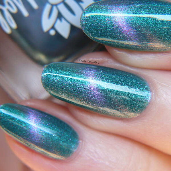 Nail polish swatch / manicure of shade Emily de Molly Synthetic Dreams