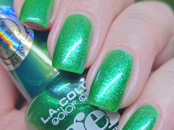 Nail polish swatch / manicure of shade L.A. Colors Retrograde