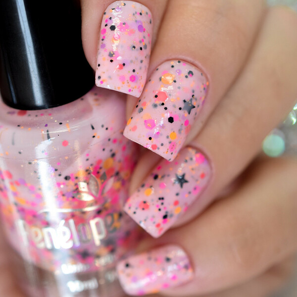 Nail polish swatch / manicure of shade Penélope Luz Young and Sweet