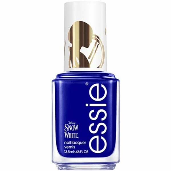 Nail polish swatch / manicure of shade essie Brave and true