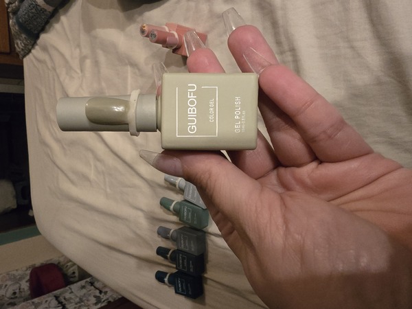 Nail polish swatch / manicure of shade Guibofu 018