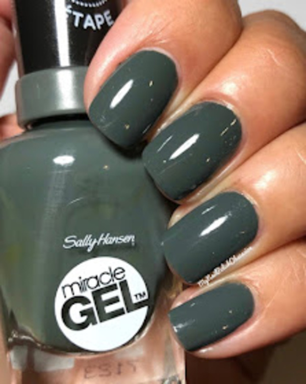 Nail polish swatch / manicure of shade Sally Hansen Miracle Gel Leaf me be