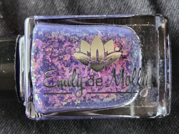 Nail polish swatch / manicure of shade Emily de Molly A Spot In The Woods