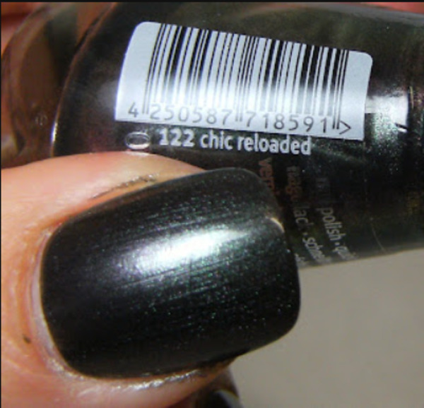 Nail polish swatch / manicure of shade essence Chic Reloaded