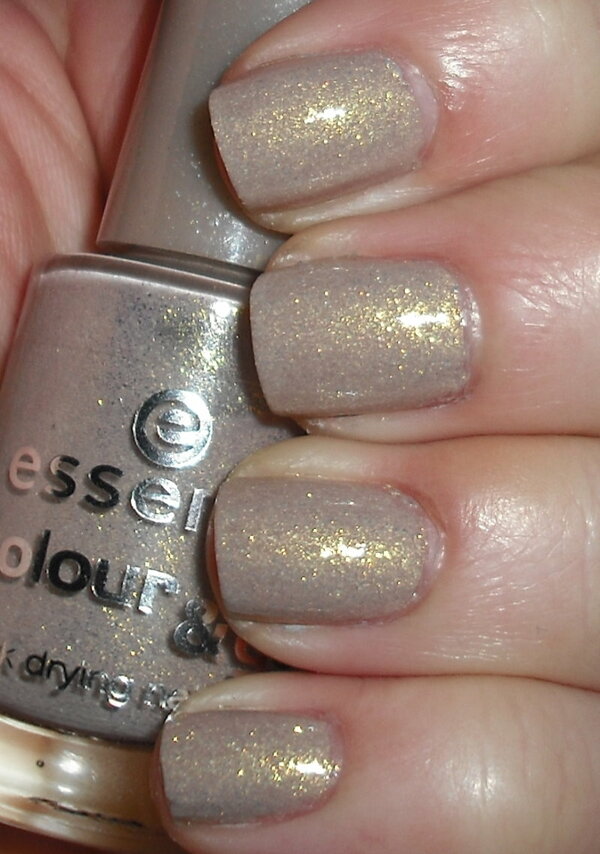 Nail polish swatch / manicure of shade essence Irreplaceable