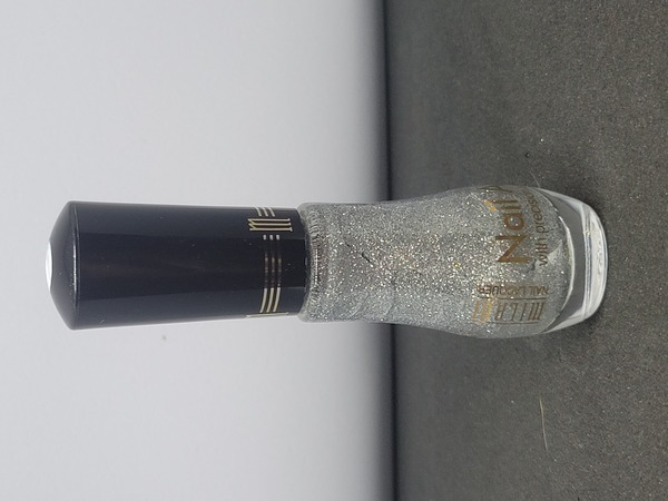 Nail polish swatch / manicure of shade Milani Art Of Silver