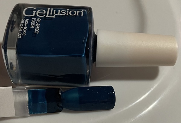 Nail polish swatch / manicure of shade GeLlusion September